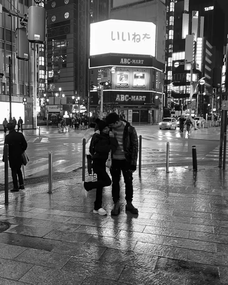 Tepis kabar pernikahan, 9 potret kemesraan Ratu Sofya dan Cornelio Sunny di Jepang malah tuai cibiran