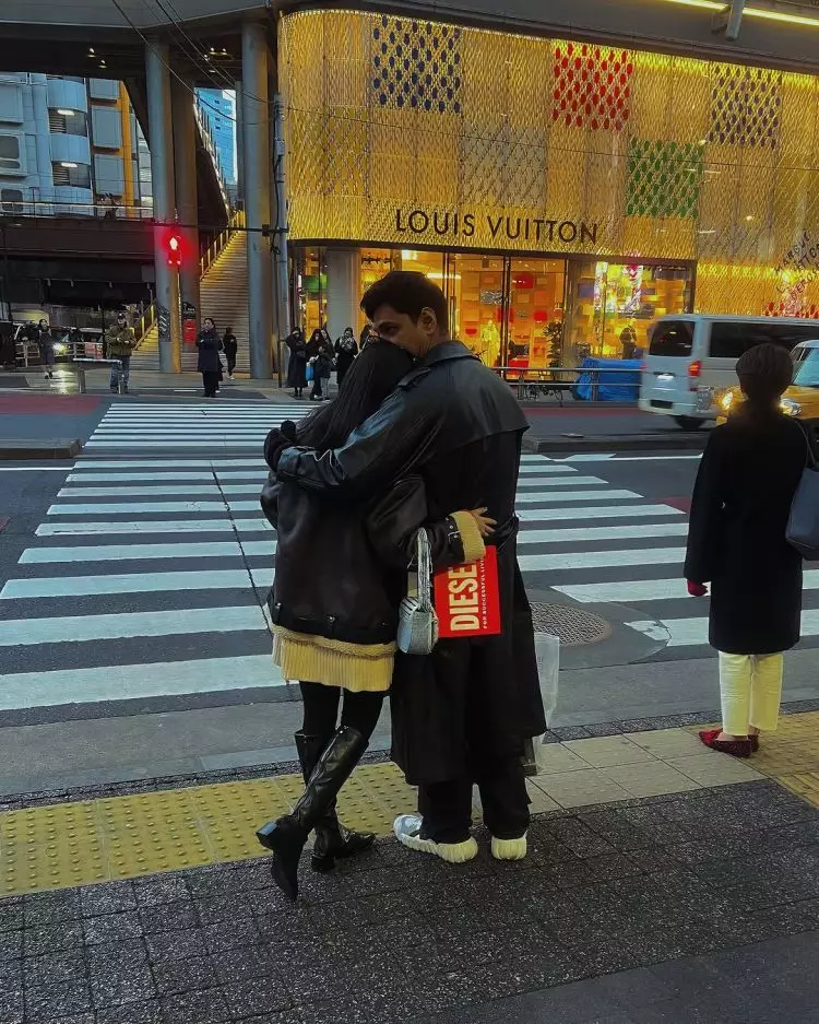 Tepis kabar pernikahan, 9 potret kemesraan Ratu Sofya dan Cornelio Sunny di Jepang malah tuai cibiran