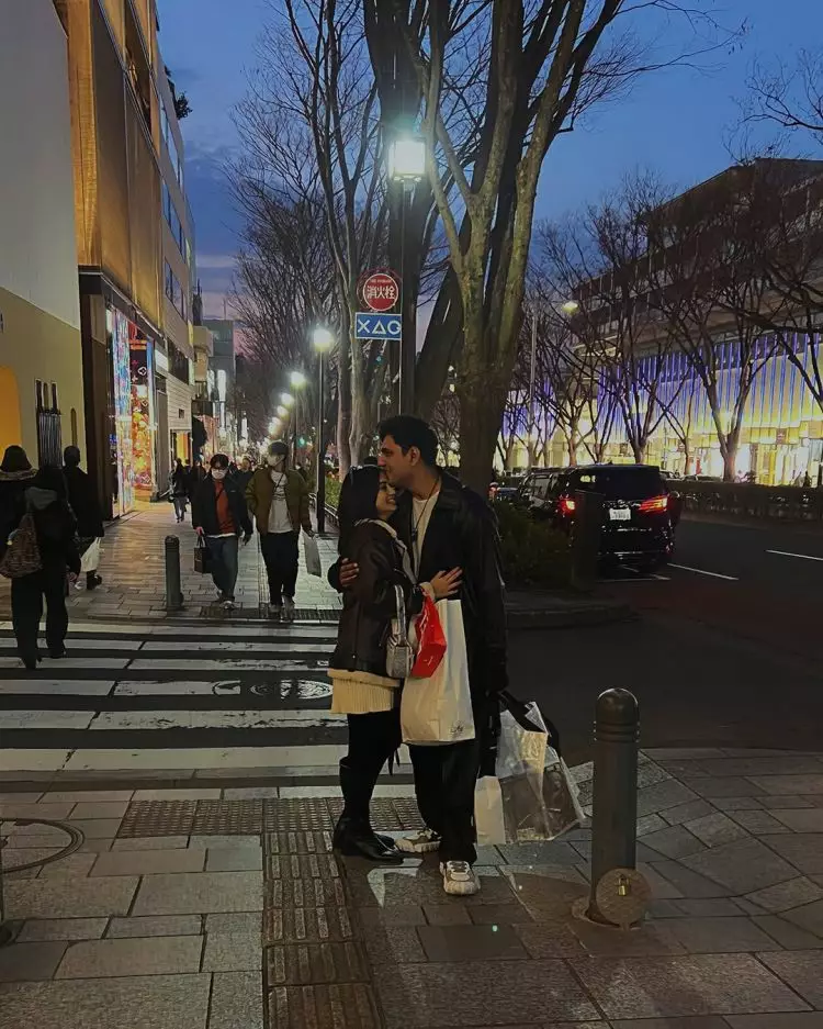 Tepis kabar pernikahan, 9 potret kemesraan Ratu Sofya dan Cornelio Sunny di Jepang malah tuai cibiran