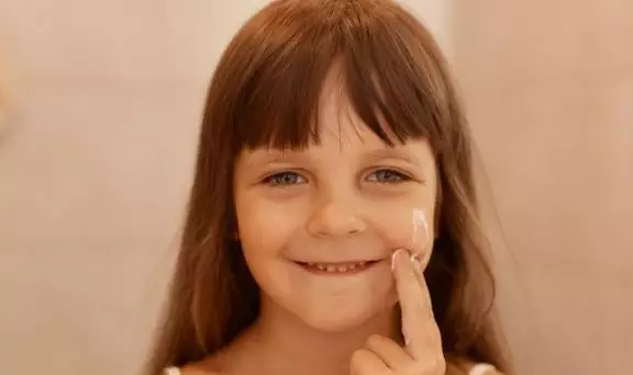 Cara menghilangkan bintik merah di wajah bayi freepik.com Cara menghilangkan bintik merah di wajah bayi freepik.com