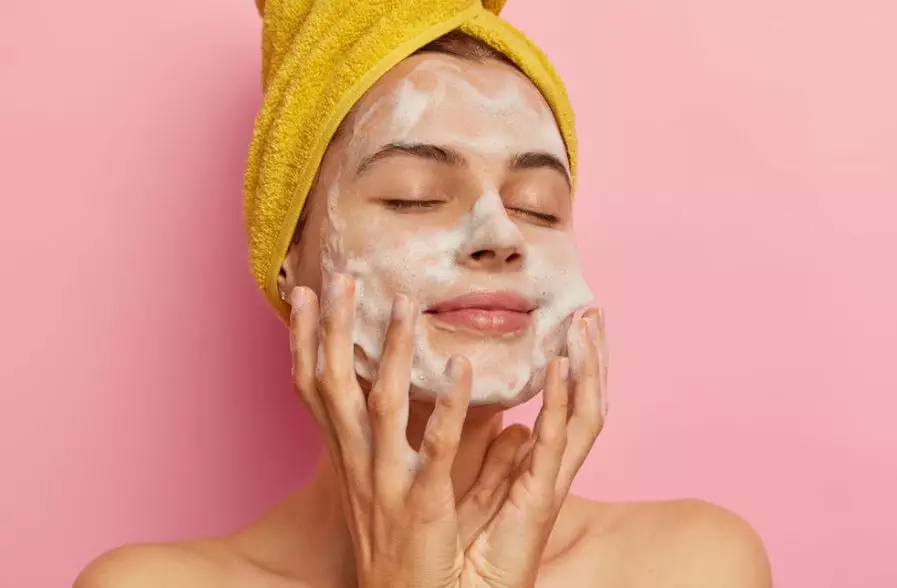 Urutan skincare basic pemilik kulit sensitif freepik.com