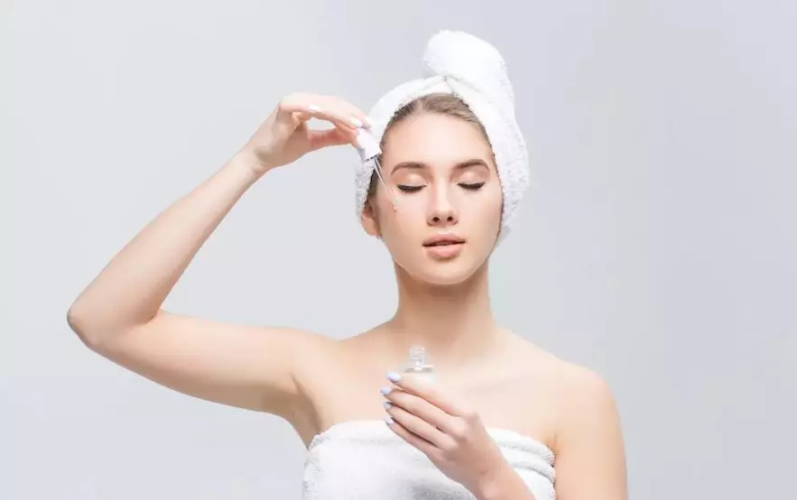 Urutan skincare basic pemilik kulit sensitif freepik.com