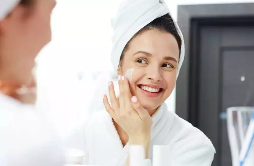 Urutan skincare basic pemilik kulit sensitif freepik.com