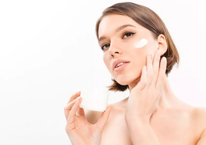 Urutan skincare basic pemilik kulit sensitif freepik.com