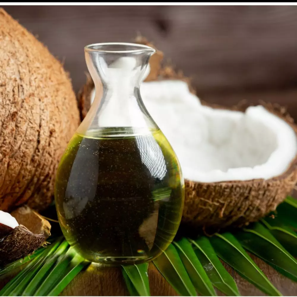 9 Manfaat minyak kelapa untuk rambut, cegah ketombe © 2022 brilio.net