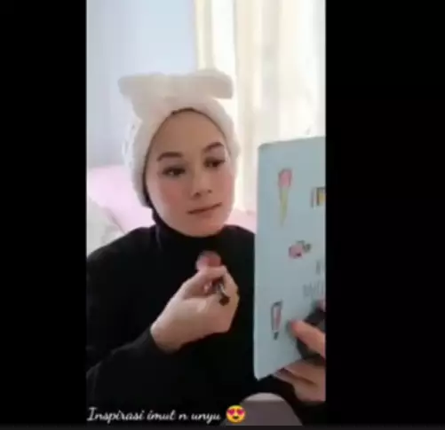 Tips makeup flawless ala Dinda Hauw saat Lebaran Berbagai sumber
