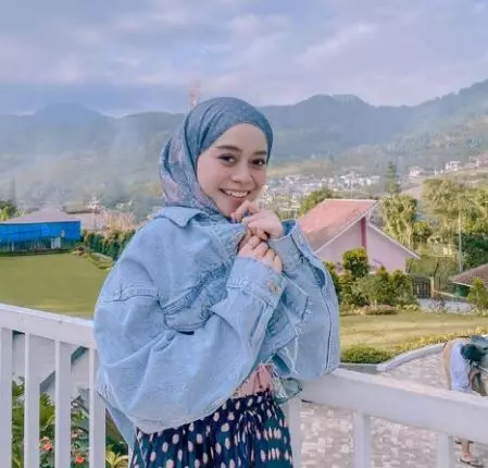 Inspirasi gaya hijab 7 seleb untuk Lebaran Berbagai sumber