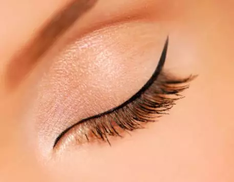 Tips makeup untuk Lebaran ala Amanda Rawles Berbagai sumber