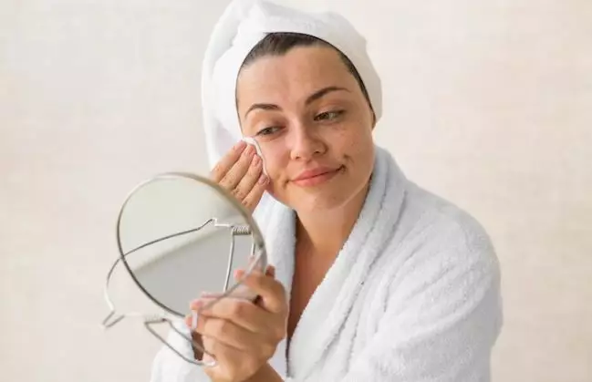 Tahap perawatan wajah Cinta Laura di malam hari Berbagai sumber