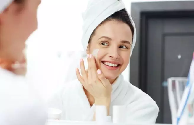 Tahap perawatan wajah Cinta Laura di malam hari Berbagai sumber