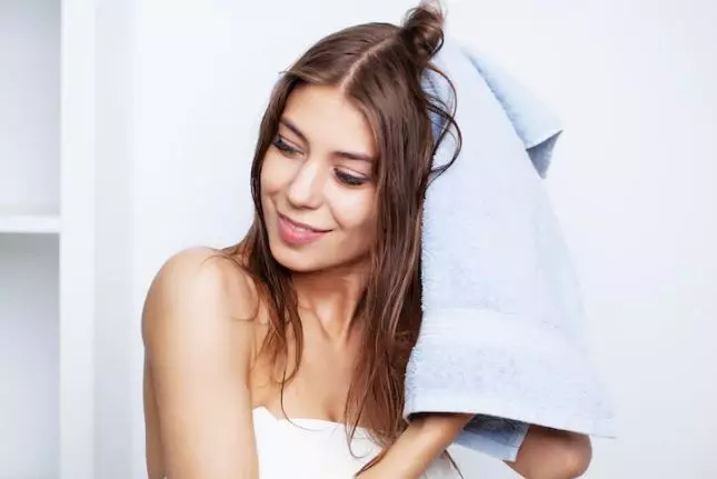 Cara merawat rambut keriting agar mudah diatur freepik.com Cara merawat rambut keriting agar mudah diatur freepik.com