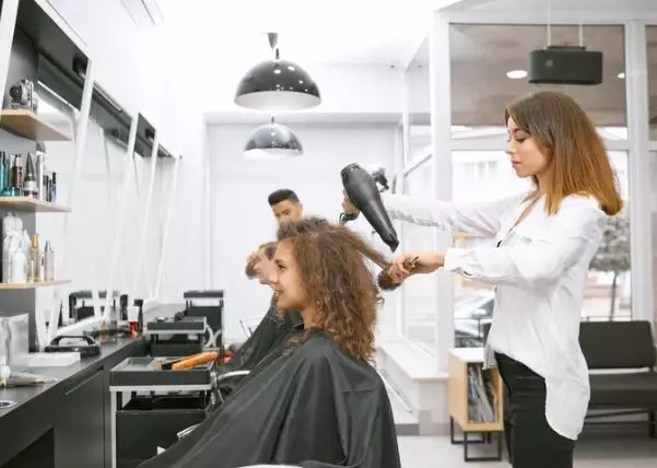 Cara merawat rambut keriting agar mudah diatur freepik.com Cara merawat rambut keriting agar mudah diatur freepik.com