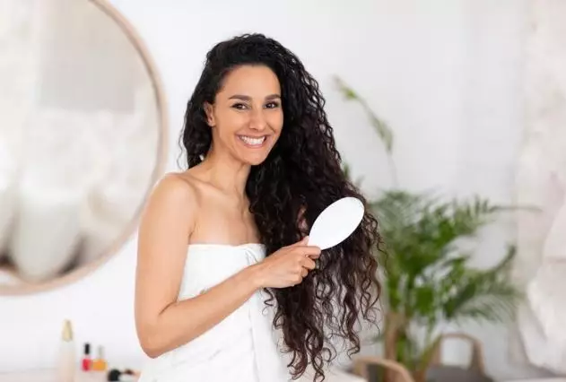 Cara merawat rambut keriting agar mudah diatur freepik.com Cara merawat rambut keriting agar mudah diatur freepik.com