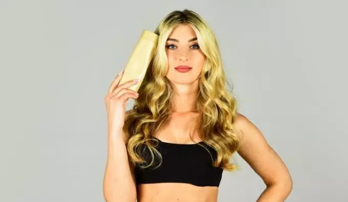 Cara merawat rambut keriting agar mudah diatur freepik.com Cara merawat rambut keriting agar mudah diatur freepik.com