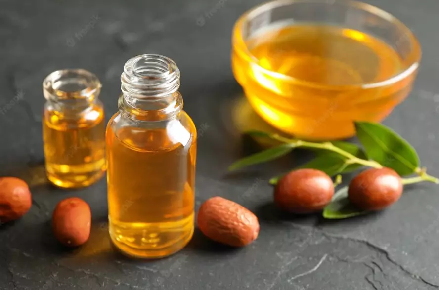 Cara mengatasi kebotakan pakai bahan alami freepik.com