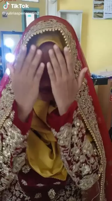 Transformasi wanita dirias jadi pengantin India © TikTok Transformasi wanita dirias jadi pengantin India © TikTok