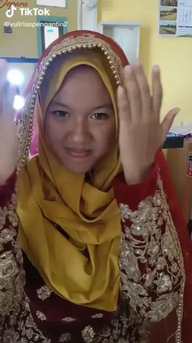 Transformasi wanita dirias jadi pengantin India © TikTok Transformasi wanita dirias jadi pengantin India © TikTok