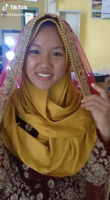 Transformasi wanita dirias jadi pengantin India © TikTok Transformasi wanita dirias jadi pengantin India © TikTok