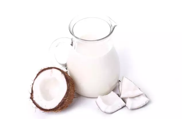 Cara memanfaatkan santan kelapa untuk rambut freepik.com