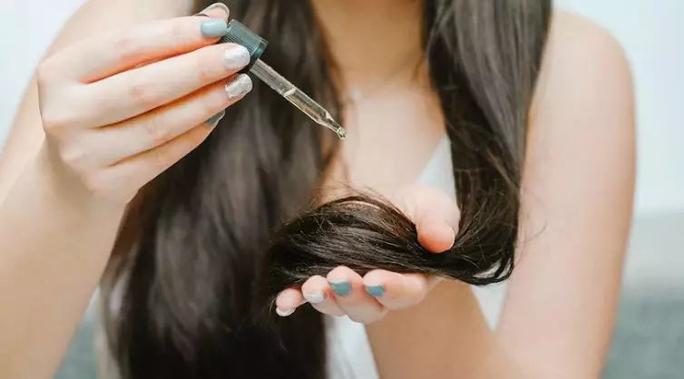 Perawatan rambut kering ala Maia Estianty Berbagai sumber