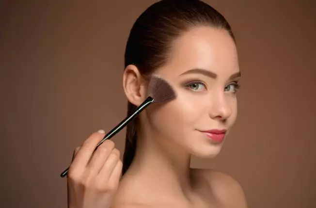 Urutan makeup sehari-hari ala Nindy Ayunda Berbagai sumber