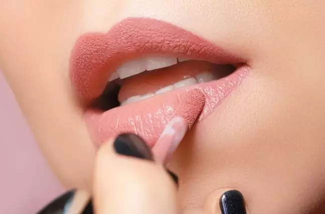 Urutan makeup sehari-hari ala Nindy Ayunda Berbagai sumber