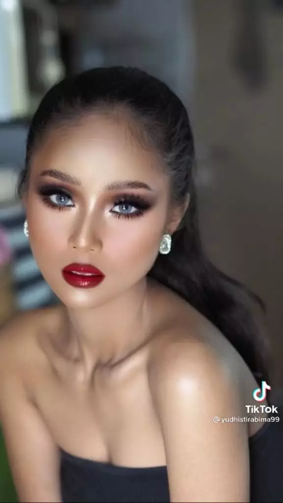 Transformasi gadis lugu usai dimakeup © TikTok/@yudhistirabima99