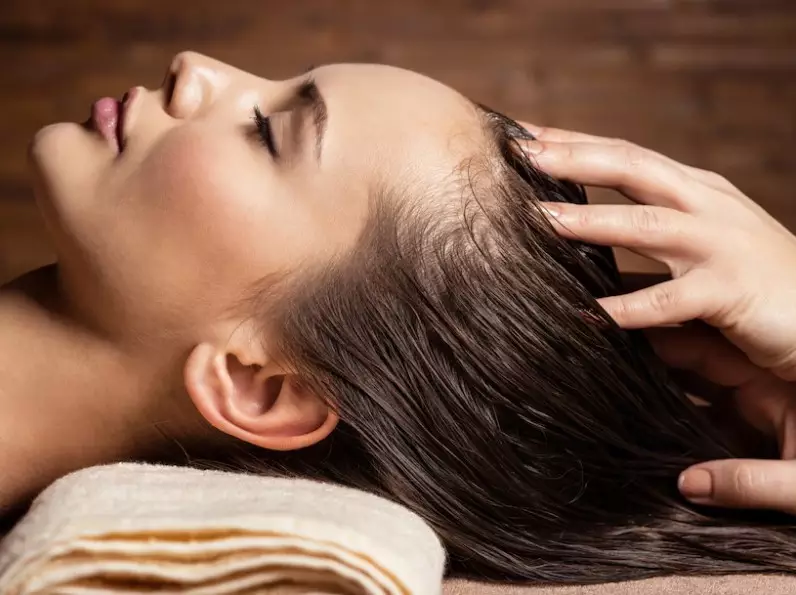 Perawatan rambut kering ala Celine Evangelista Berbagai sumber