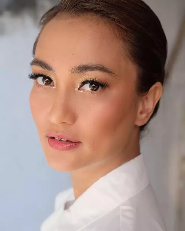 Cara mengatasi wajah kusam Atiqah Hasiholan Instagram