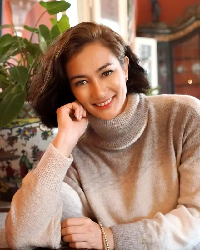 Cara mengatasi wajah kusam Atiqah Hasiholan Instagram