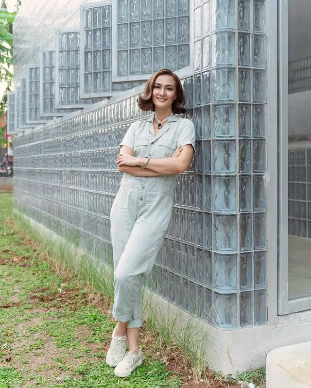 Cara mengatasi wajah kusam Atiqah Hasiholan Instagram