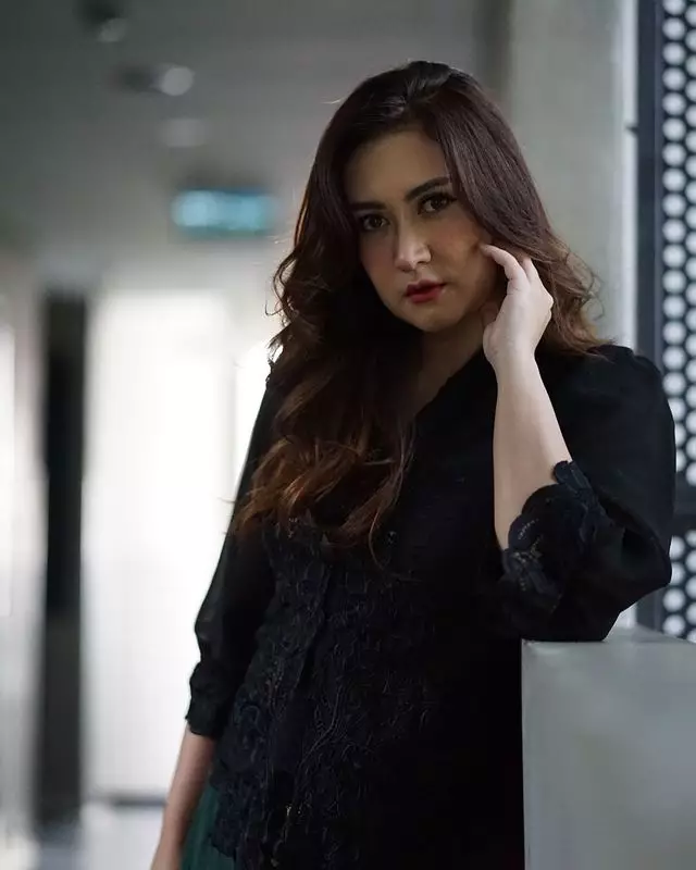 Perawatan wajah awet muda Nafa Urbach Instagram