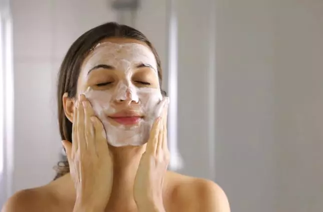 Skincare rutin ala Adinia Wirasti ini bisa atasi kulit kering Berbagai sumber Skincare rutin ala Adinia Wirasti ini bisa atasi kulit kering Berbagai sumber