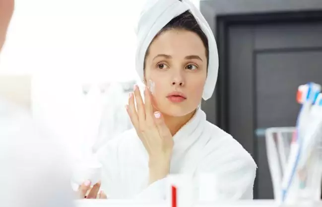 Skincare rutin ala Adinia Wirasti ini bisa atasi kulit kering Berbagai sumber Skincare rutin ala Adinia Wirasti ini bisa atasi kulit kering Berbagai sumber