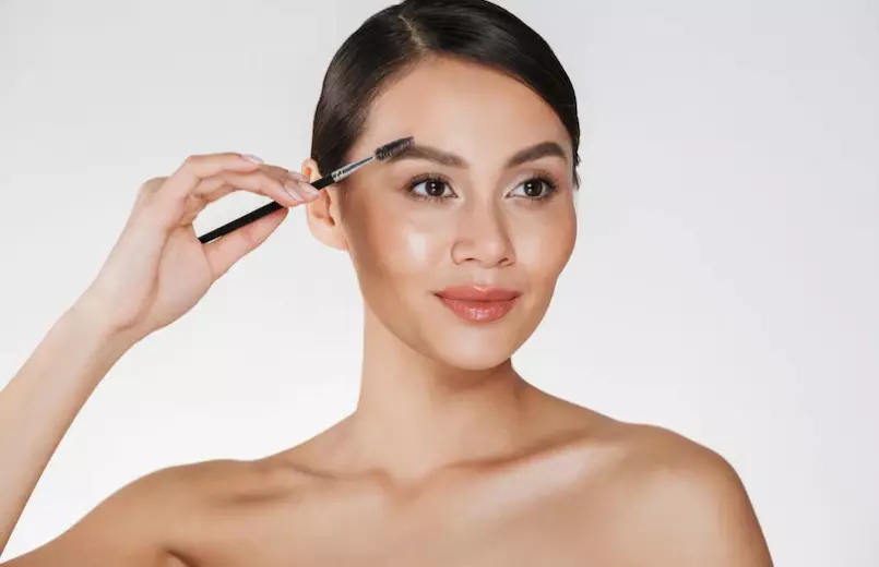 Rahasia makeup simpel ala Adinia Wirasti Berbagai sumber