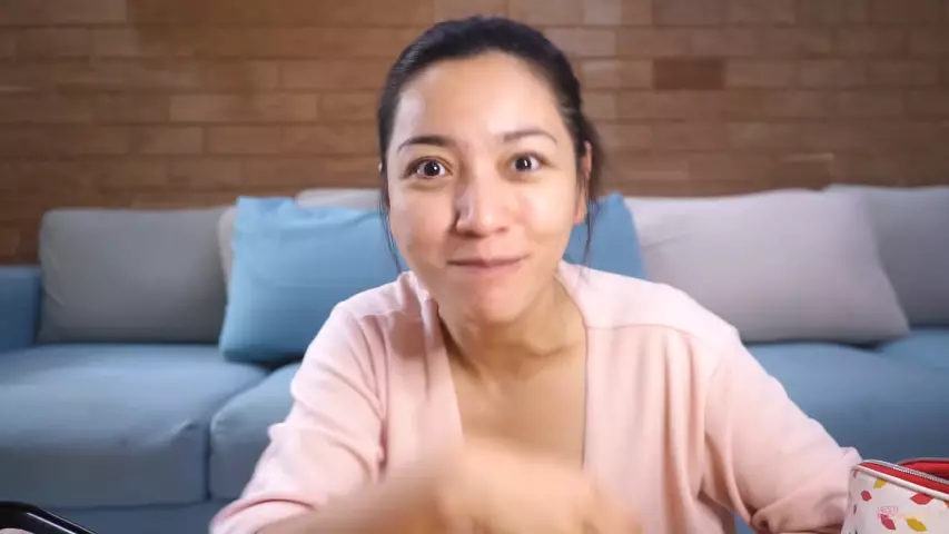 Langkah makeup simpel ala Hesti Purwadinata Berbagai sumber  Langkah makeup simpel ala Hesti Purwadinata Berbagai sumber