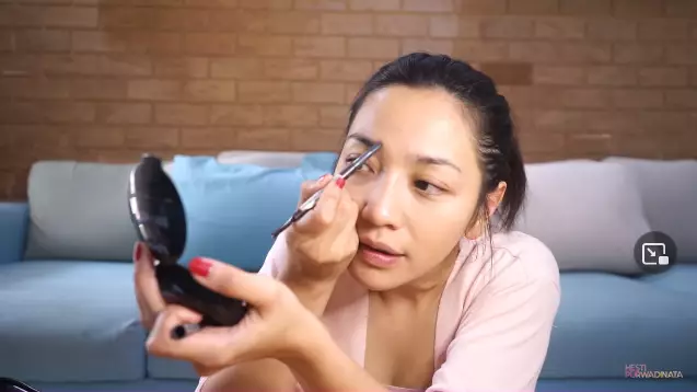 Langkah makeup simpel ala Hesti Purwadinata Berbagai sumber  Langkah makeup simpel ala Hesti Purwadinata Berbagai sumber