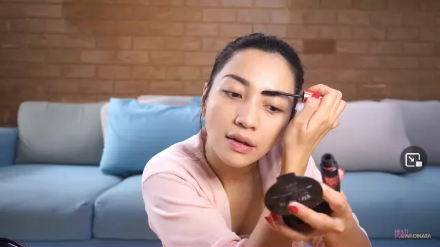 Langkah makeup simpel ala Hesti Purwadinata Berbagai sumber  Langkah makeup simpel ala Hesti Purwadinata Berbagai sumber