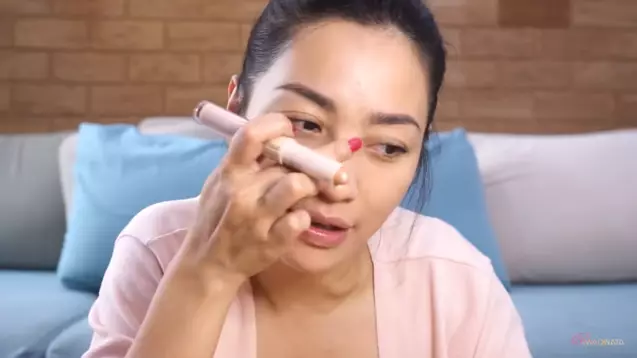 Langkah makeup simpel ala Hesti Purwadinata Berbagai sumber  Langkah makeup simpel ala Hesti Purwadinata Berbagai sumber