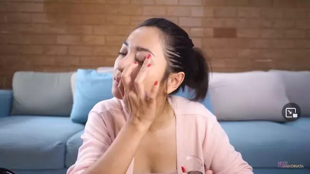 Langkah makeup simpel ala Hesti Purwadinata Berbagai sumber  Langkah makeup simpel ala Hesti Purwadinata Berbagai sumber