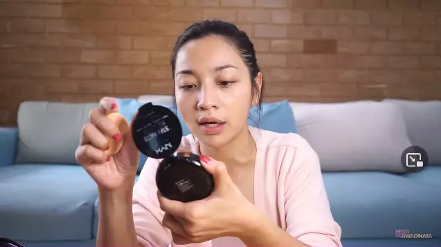 Langkah makeup simpel ala Hesti Purwadinata Berbagai sumber  Langkah makeup simpel ala Hesti Purwadinata Berbagai sumber