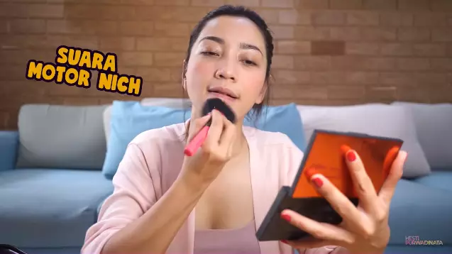 Langkah makeup simpel ala Hesti Purwadinata Berbagai sumber  Langkah makeup simpel ala Hesti Purwadinata Berbagai sumber