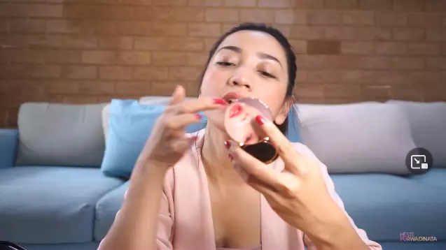 Langkah makeup simpel ala Hesti Purwadinata Berbagai sumber  Langkah makeup simpel ala Hesti Purwadinata Berbagai sumber