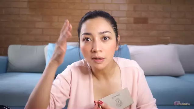 Langkah makeup simpel ala Hesti Purwadinata Berbagai sumber  Langkah makeup simpel ala Hesti Purwadinata Berbagai sumber