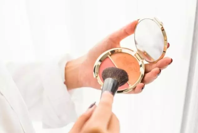 Rahasia makeup simpel ala Yuni Shara Berbagai sumber Rahasia makeup simpel ala Yuni Shara Berbagai sumber