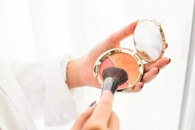 Rahasia makeup flawless ala Ayu Dewi Berbagai sumber Rahasia makeup flawless ala Ayu Dewi Berbagai sumber