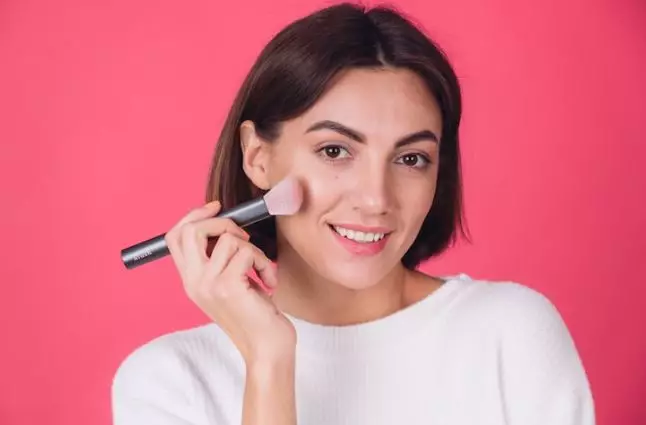 Rahasia makeup flawless ala Cinta Laura Berbagai sumber Rahasia makeup flawless ala Cinta Laura Berbagai sumber