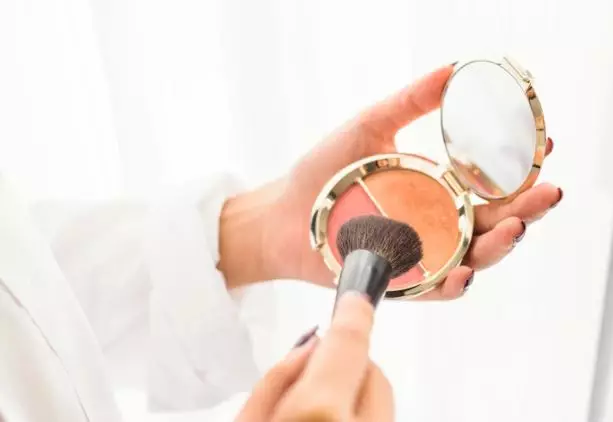 Rahasia fresh look makeup ala Ranty Maria Berbagai sumber