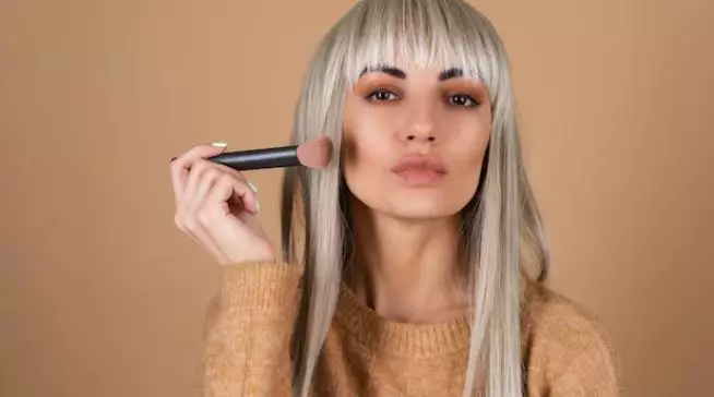 Tips pakai powder contour agar tampak lebih natural Berbagai sumber