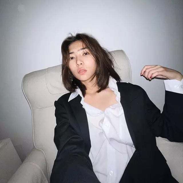 Potret 11 penyanyi tanpa makeup, Yura Yunita pede wajah berjerawat berbagai sumber